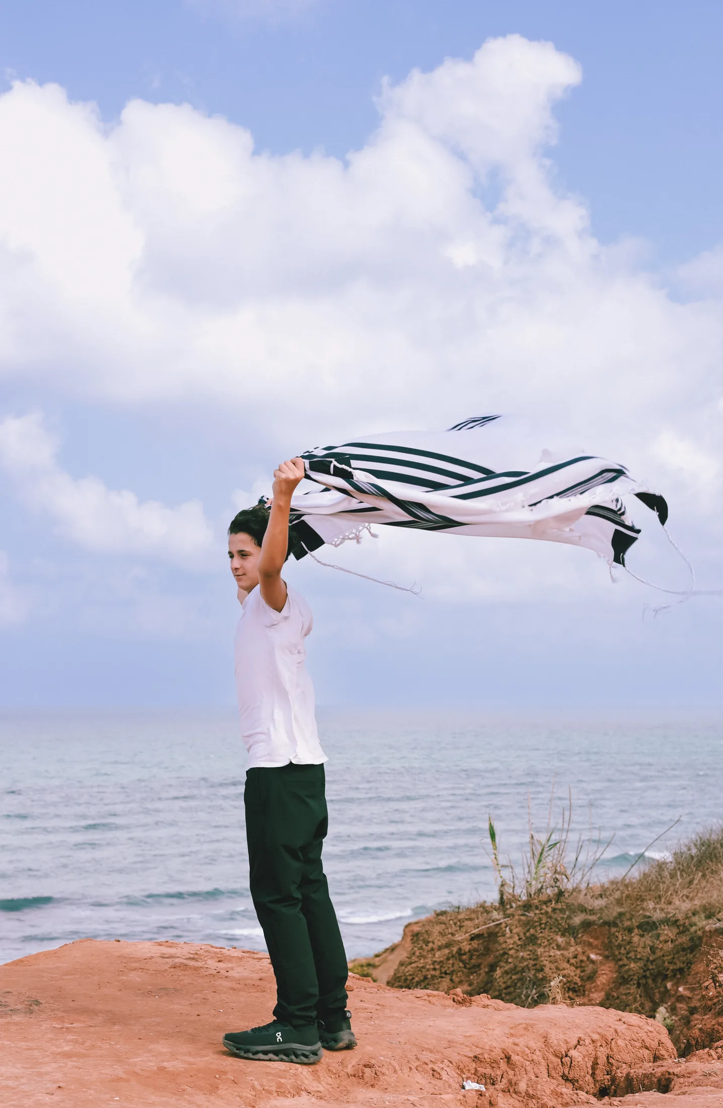 Zack portant son talith au bord de la mer