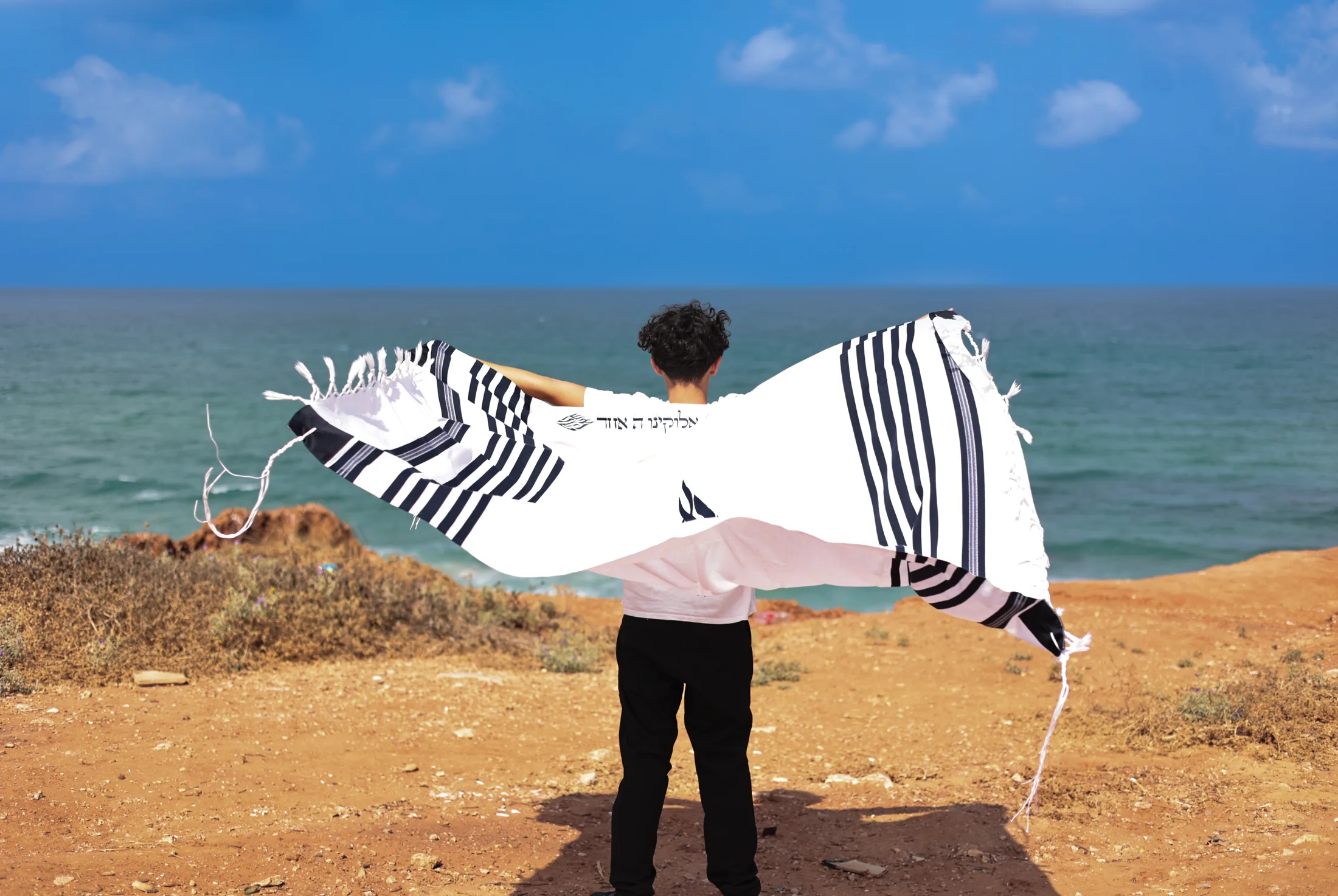 Zack contemplant la mer avec son talith