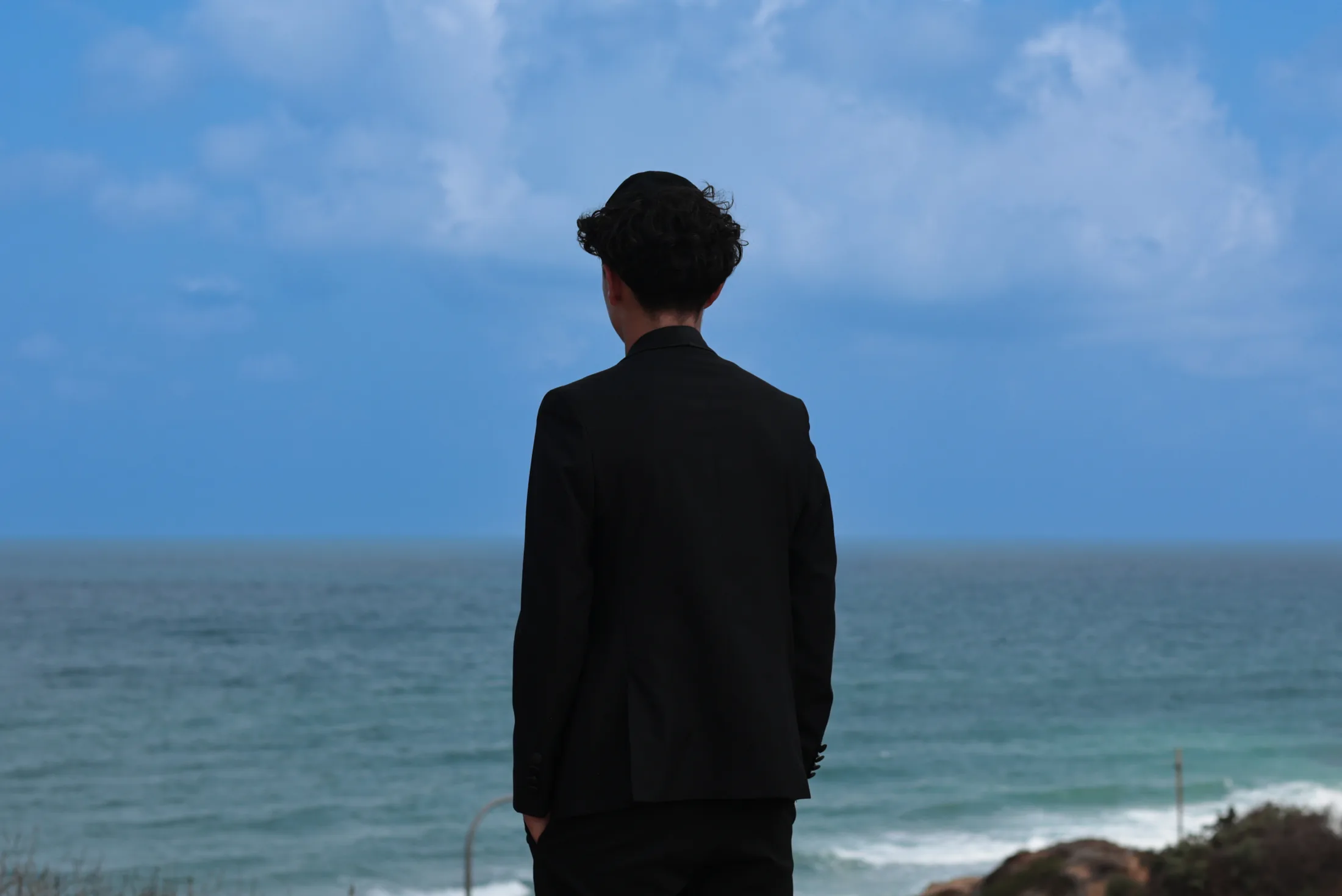 Zack en costume contemplant l’horizon