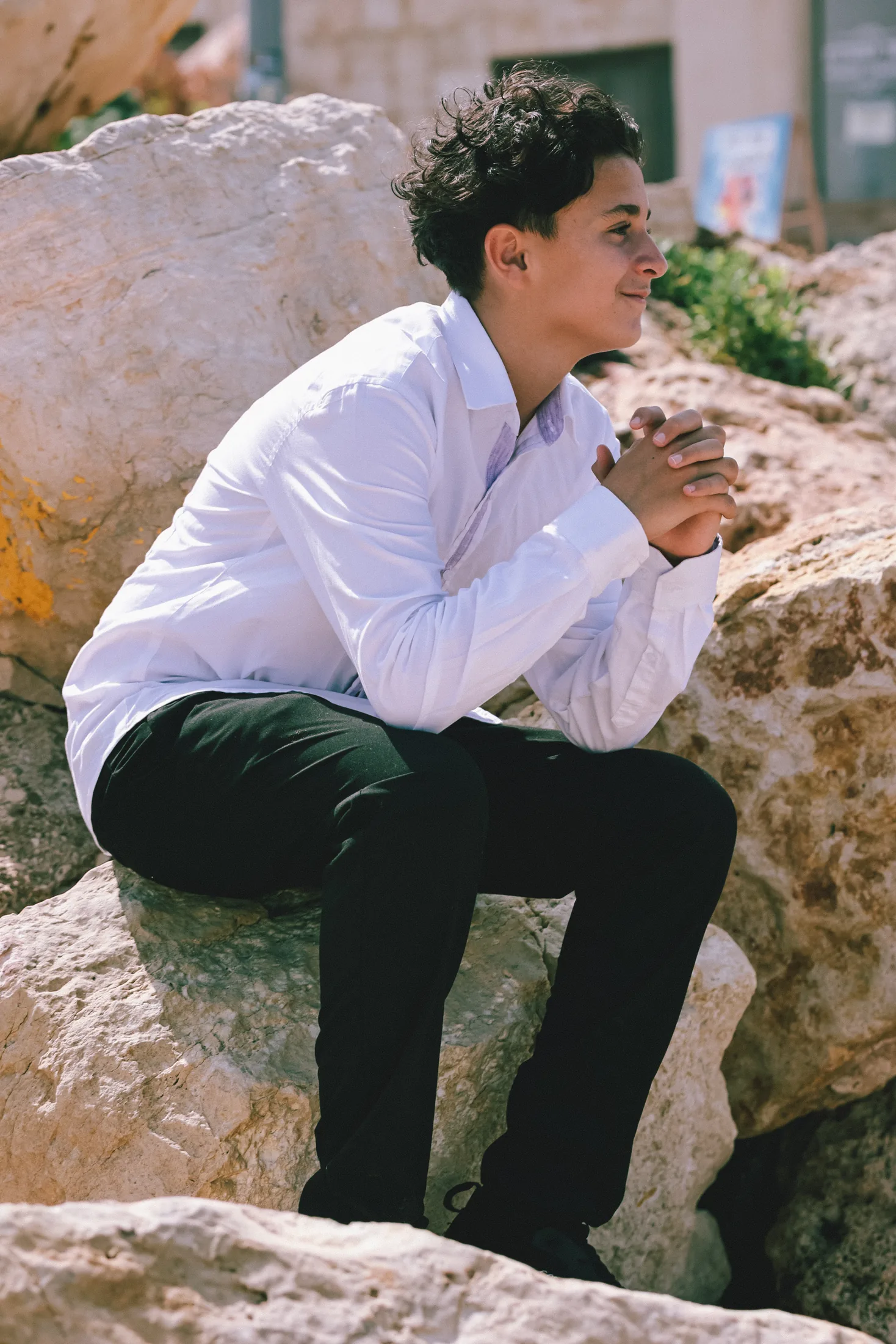 Portrait de Zack assis dans les rochers